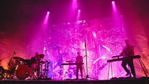 Corona: Cassius Creative nutzen Hybrid-Strobe von GLP für Online-Konzert der Glass Animals