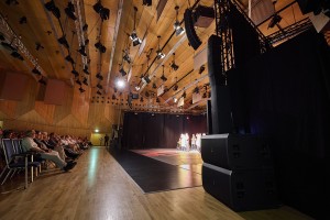 Inklusives Tanzprojekt „Babylon“ mit LD Systems und Cameo inszeniert