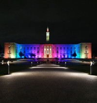 Anolis Eminere beleuchten Rathaus-Fassade im Londoner Bezirk Waltham Forest