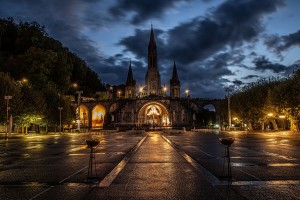 Anolis beleuchtet Fassade der Rosenkranz-Basilika in Lourdes