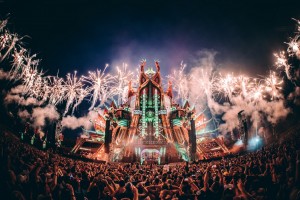 Showgear-Discokugel ziert Red Stage bei Defqon.1