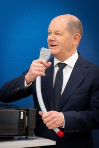 Bundeskanzler Scholz besucht Harting auf der Hannover Messe