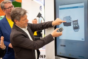 Bundeskanzler Scholz besucht Harting auf der Hannover Messe