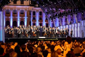 Jerry Appelt entscheidet sich für Elation und GLP beim Sommernachtskonzert der Wiener Philharmoniker