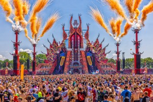 Showgear-Discokugel ziert Red Stage bei Defqon.1